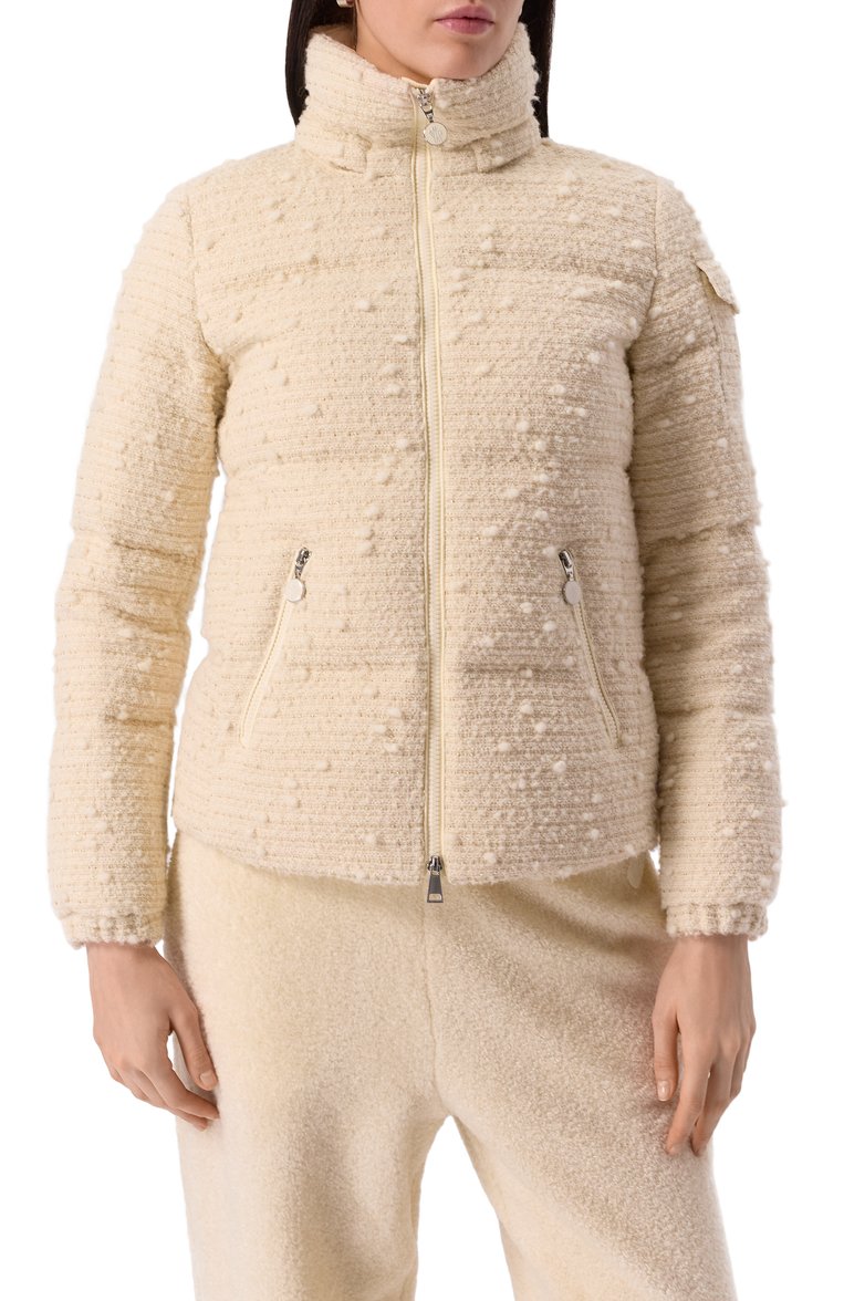 Женский пуховик fourmines MONCLER кремвого цвета, арт. 1A001-60-5980U | Фото 3 (Рукава: Длинные; Длина (верхняя одежда): Короткие; Материал подклада: Синтетический материал; Драгоценные камни: Проставлено; Материал сплава: Простав�лено; Стили: Кэжуэл; Кросс-КТ: Пуховик; Материал внешний: Синтетический материал)