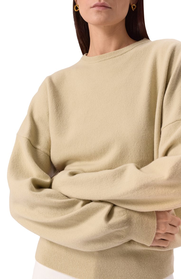 Женский кашемировый свитер EXTREME CASHMERE кремового цвета, арт. 355-182-01-TU-01 | Фото 5 (Материал внешний: Шерсть, Кашемир; Рукава: Длинные; Длина (для топов): Стандартные; Женское Кросс-КТ: Свитер-одежда; Стили: Кэжуэл; Автоматизация состава: Проставлено; Автоматизация ТО: Проставлено)