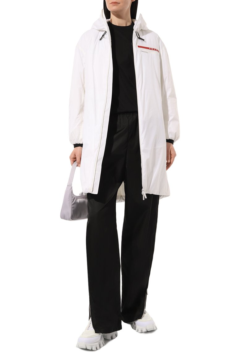 Женская куртка PRADA белого цвета, арт. 291855-1XYW-F027K-202 | Фото 2 (Рукава: Длинные; Длина (верхняя одежда): До колена; Материал внешний: Синтетический материал; Кросс-КТ: Ветровки, Куртка; Стили: Кэжуэл)
