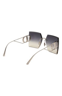 Женские солнцезащитные очки DIOR EYEWEAR синего цвета, арт. 30M0NTAIGNE S7U F0A6 | Фото 4 (Региональные ограничения белый список (Axapta Mercury): Не проставлено; Нос: Не проставлено; Тип очков: С/з; Материал: Металл; Оптика Гендер: оптика-женское; Очки форма: Oversized)