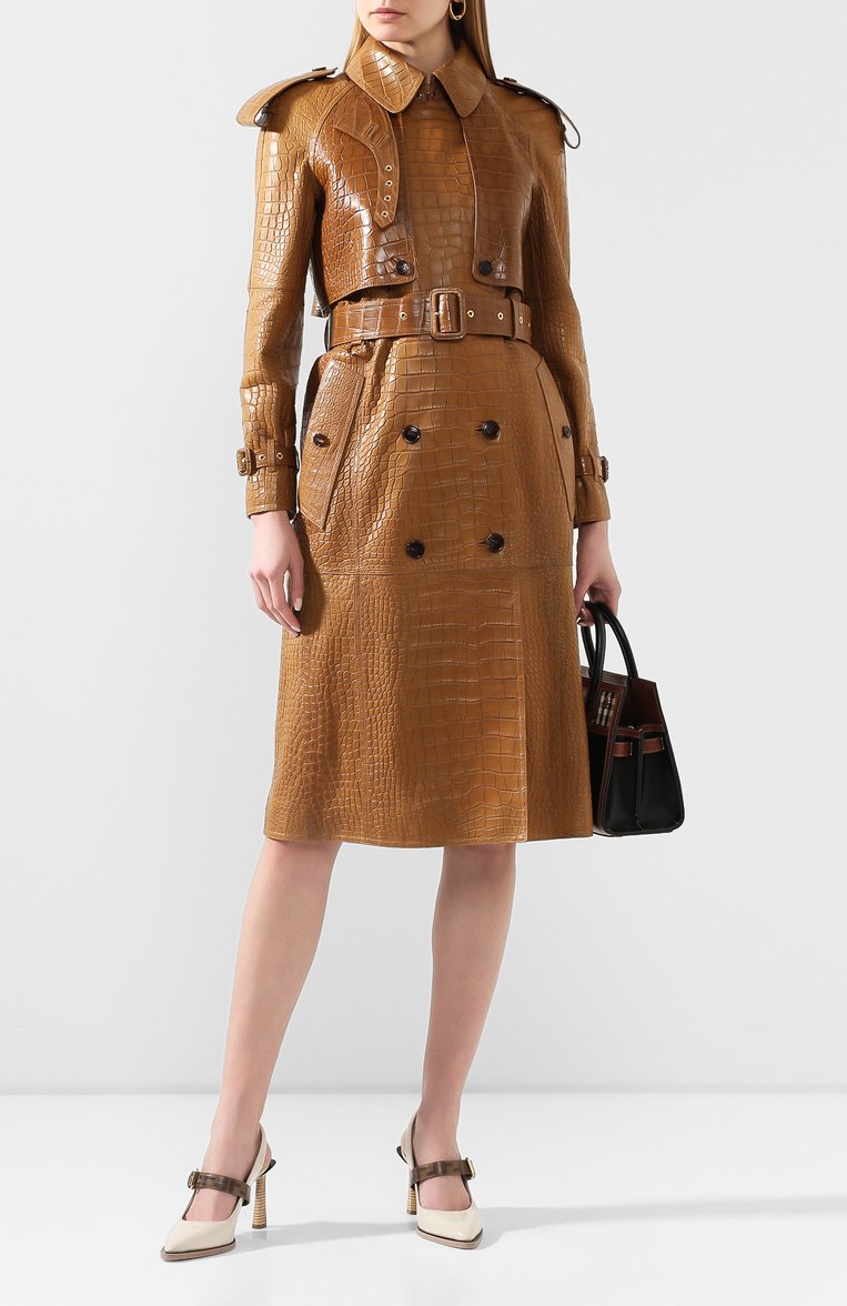 Женский тренч из кожи аллигатора BURBERRY светло-коричневого цвета, арт. 4560871 | Фото 2 (Рукава: Длинные; Женское Кросс-КТ: Замша и кожа; Длина (верхняя одежда): До колена; Стили: Классический, Кэжуэл; Материал внешний: Экзотическая кожа; Кросс-КТ: Куртка)