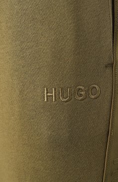 Мужские хлопковые джоггеры HUGO хаки цвета, арт. 50520501 | Фото 6 (Материал сплава: Проставлено; Длина (брюки, джинсы): Стандартные; Драгоценные камни: Проставлено; Силуэт М (брюки): Джоггеры; Стили: Милитари, Спорт-шик; Материал внешний: Хлопок)