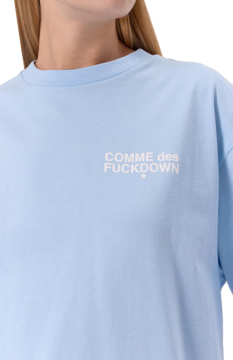 Женская хлопковая футболка COMME DES FUCKDOWN голубого цвета, арт. CFABW01316 | Фото 5 (Материал внешний: Хлопок; Длина (для топов): Стандартные; Рукава: Короткие; Принт: С принтом; Женское Кросс-КТ: Футболка-одежда; Стили: Спорт-шик)