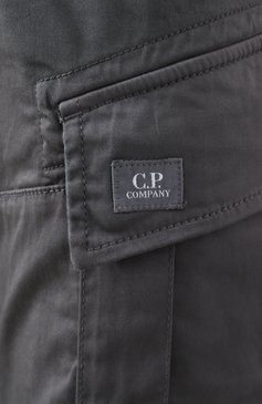 Мужские хлопковые брюки-карго C.P. COMPANY серого цвета, арт. 18CMPA117A005694G | Фото 6 (Длина (брюки, джинсы): Стандартные; Драгоценные камни: Проставлено; Материал сплава: Проставлено; Случай: Повседневный; Стили: Кэжуэл; Силуэт М (брюки): Карго; М�атериал внешний: Хлопок)