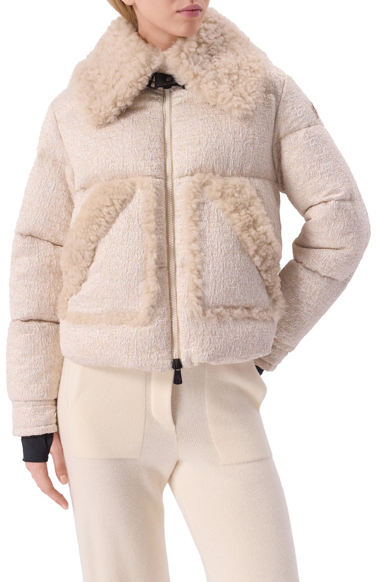Женский пуховик stowe MONCLER GRENOBLE кремового цвета, арт. 1A000-45-597TP | Фото 3 (Дл�ина (верхняя одежда): Короткие; Материал подклада: Синтетический материал; Рукава: Длинные; Стили: Кэжуэл; Кросс-КТ: Пуховик; Материал внешний: Синтетический материал)