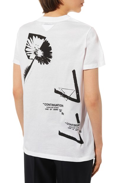 Хлопковая футболка PRADA белого цвета по цене 93000 руб., арт. 3552AM-1YSN-F0009-211, фото 4 Хлопковая футболка PRADA, арт. 3552AM-1YSN-F0009-211, фото 4