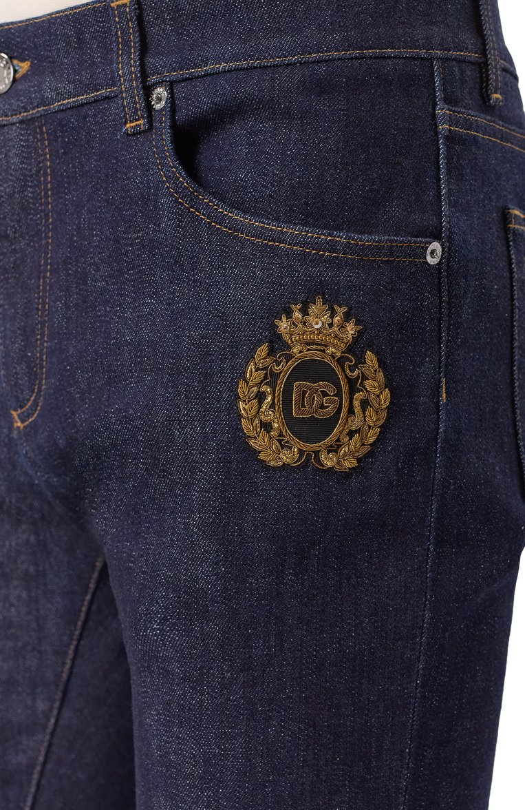 Мужские джинсы DOLCE & GABBANA темно-синего цвета, арт. GY07CZ/G8ME9 | Фото 5 (Драгоценные камни: Проставлено; Материал сплава: Проставлено; Длина (брюки, джинсы): Стандартные; Силуэт М (брюки): Прямые; Материал внешний: Деним, Хлопок; Кросс-КТ: Деним; Стили: Повседневный; Детали: Нашивки)