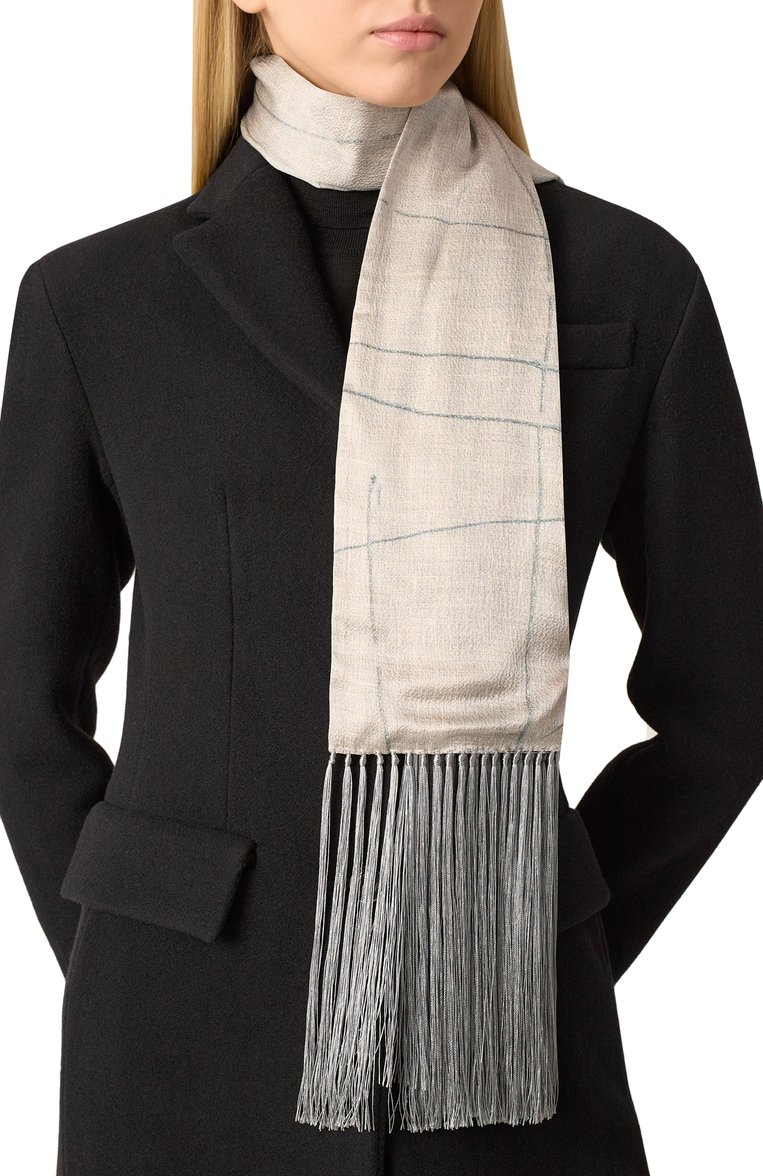 Женский шелковый �шарф GIORGIO ARMANI светло-серого цвета, арт. GW001026/AF15289 | Фото 2 (Материал сплава: Проставлено; Материал: Шелк, Текстиль; Нос: Не проставлено)