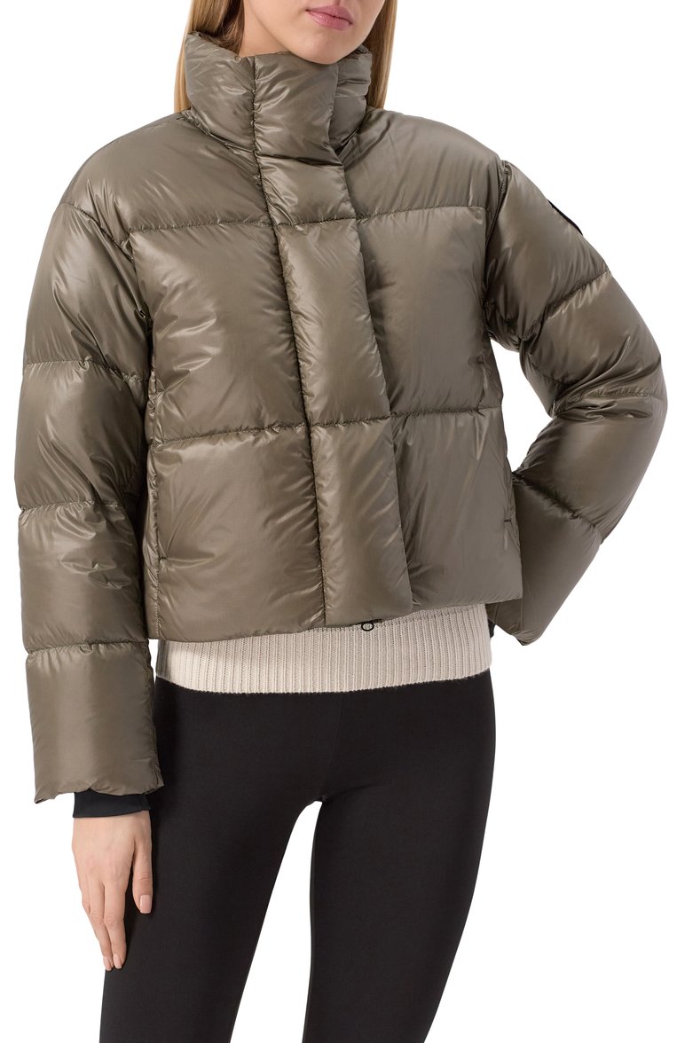 Женский пуховик CANADA GOOSE хаки цвета, арт. 2256WB | Фото 3 (Материал подклада: Синтетический материал; Рукава: Длинные; Материал утеплителя: Пух и перо; Длина (верхняя одежда): Короткие; Стили: Кэжуэл; Кросс-КТ: Пуховик, Куртка; Материал внешний: Синтетический материал)