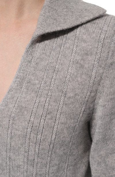 Кашемировый свитер AND THE BRAND серого цвета по цене 81760 руб., арт. W24-JM027-1001-901, фото 5 Кашемировый свитер AND THE BRAND, арт. W24-JM027-1001-901, фото 5