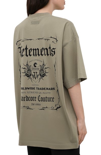Хлопковая футболка VETEMENTS хаки цвета по цене 55650 руб., арт. UA52TR480G 1610/W, фото 4 Хлопковая футболка VETEMENTS, арт. UA52TR480G 1610/W, фото 4
