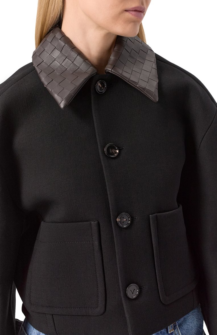 Женская куртка из хлопка и вискозы BOTTEGA VENETA черного цвета, арт. 815402/V3PD0 | Фото 5 (Материал внешний: Вискоза, Хлопок; Рукава: Длинные; Стили: Кэжуэл; Длина (верхняя одежда): Короткие; Кросс-КТ: Легкие, Куртка)