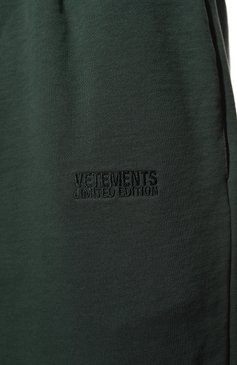 Мужского хлопковые джоггеры VETEMENTS зеленого цвета, арт. UA53SP600P | Фото 5 (Региональные ограничения белый список (Axapta Mercury): Не проставлено; Нос: Не проставлено; Стили: Спорт-шик; Силуэт М (брюки): Джоггеры)