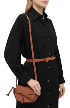 Женская сумка gate mini LOEWE коричневого цвета, арт. A650N46X02 | Фото 2 (Материал: Натуральная кожа; Сумки-технические: Сумки через плечо; Размер: mini; Ремень/цепочка: На ремешке; Драгоценные камни: Проставлено; Материал сплава: Проставлено)