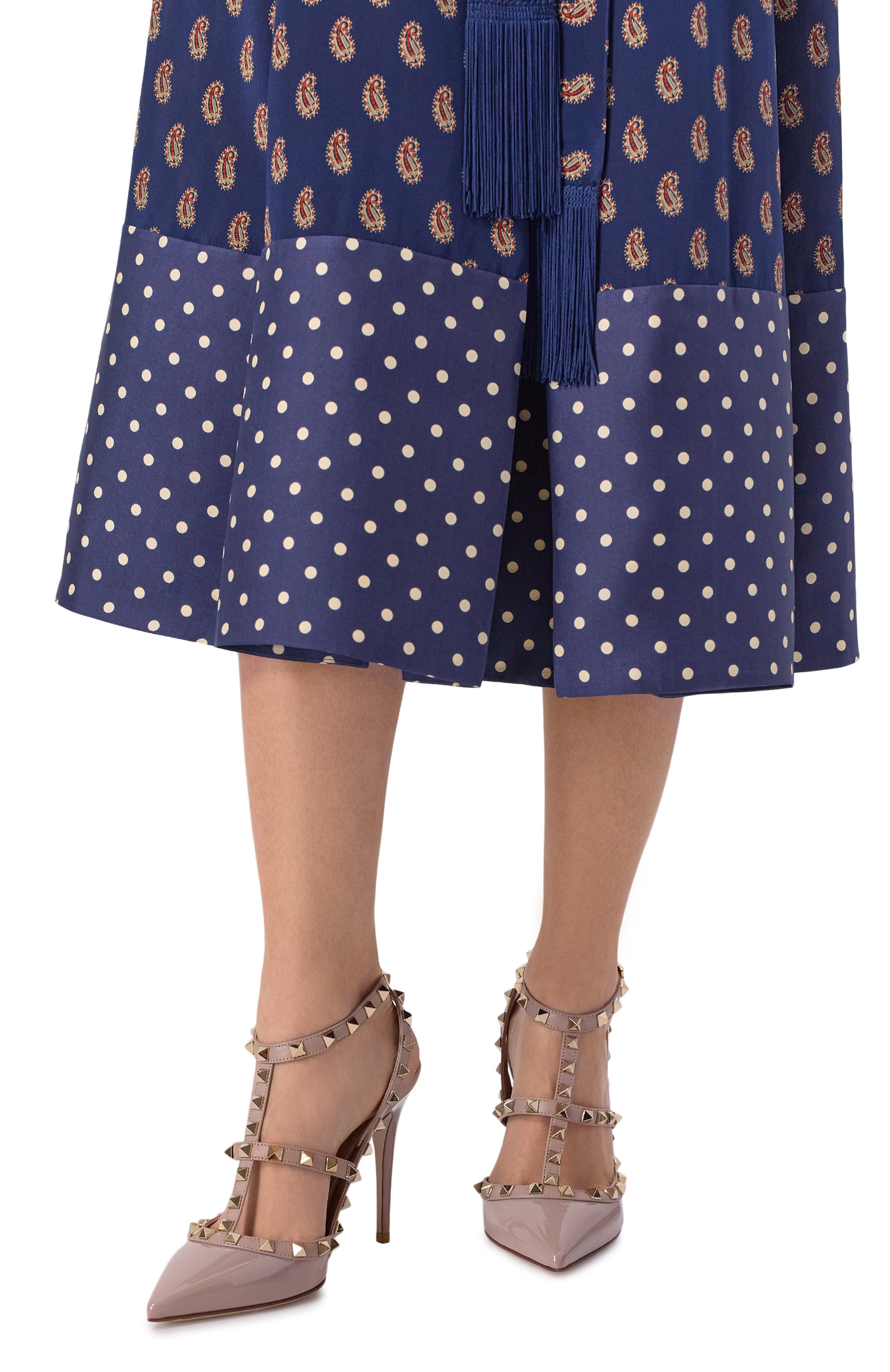 Кожаные туфли rockstud 100 VALENTINO бежевого цвета по цене 125500 руб., арт. 8W2S0393/VNW, фото 2 Кожаные туфли rockstud 100 VALENTINO, арт. 8W2S0393/VNW, фото 2