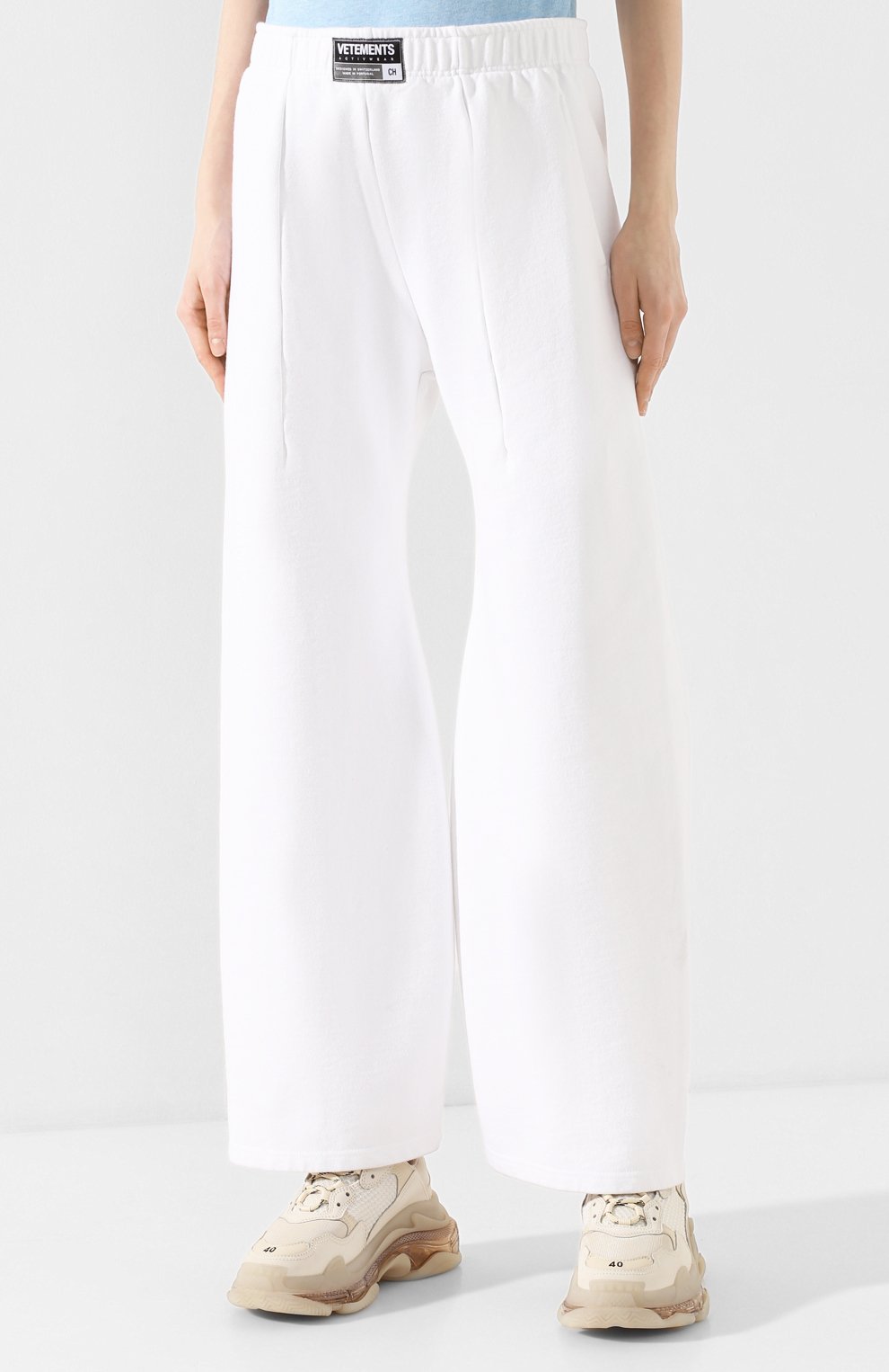 Хлопковые брюки VETEMENTS белого цвета по цене 56400 руб., арт. SS20PA135 1624/W/WHITE, фото 3 Хлопковые брюки VETEMENTS, арт. SS20PA135 1624/W/WHITE, фото 3
