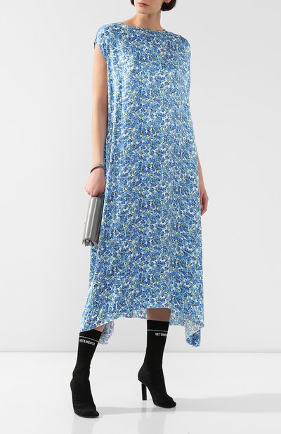 Атласное платье VETEMENTS голубого цвета по цене 68100 руб., арт. SS20DR291 2605/W/BLUE/WHITE FL0WERS, фото 2 Атласное платье VETEMENTS, арт. SS20DR291 2605/W/BLUE/WHITE FL0WERS, фото 2