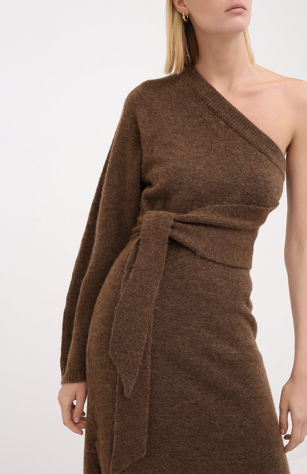 Платье-миди NANUSHKA коричневого цвета по цене 46150 руб., арт. CEDR0_BR0WN_FLUFFY KNIT, фото 3 Платье-миди NANUSHKA, арт. CEDR0_BR0WN_FLUFFY KNIT, фото 3