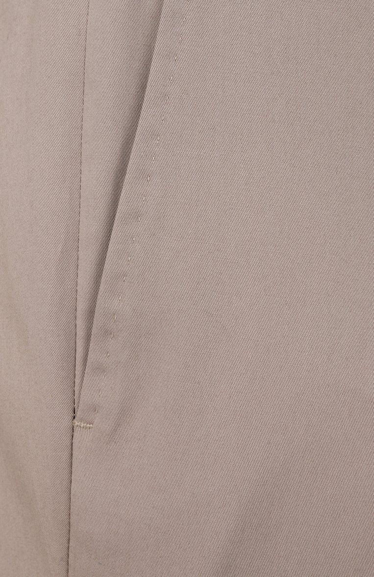 Мужские хлопковые брюки CORNELIANI светло-бежевого цвета, арт. 254B01-2514517 | Фото 6 (Длина (брюки, джинсы): Стандартные; Материал сплава: Проставлено; Драгоценные камни: Проставлено; Силуэт М (брюки): Чиносы; Случай: Повседневный; Стили: Кэжуэл; Материал внешний: Хлопок)