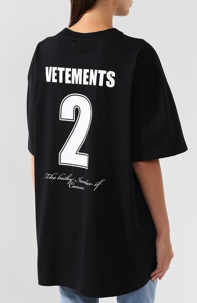 Хлопковая футболка VETEMENTS черного цвета по цене 53950 руб., арт. UAH20TR901/W, фото 4 Хлопковая футболка VETEMENTS, арт. UAH20TR901/W, фото 4