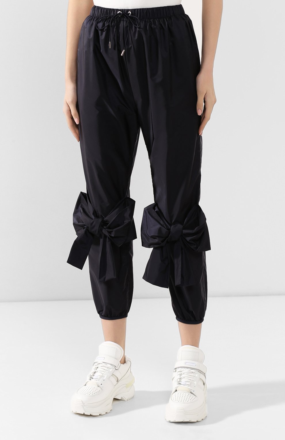 Джоггеры 4 moncler simone rocha MONCLER GENIUS темно-синего цвета по цене 29950 руб., арт. E2-09W-16501-00-C0332, фото 3 Джоггеры 4 moncler simone rocha MONCLER GENIUS, арт. E2-09W-16501-00-C0332, фото 3