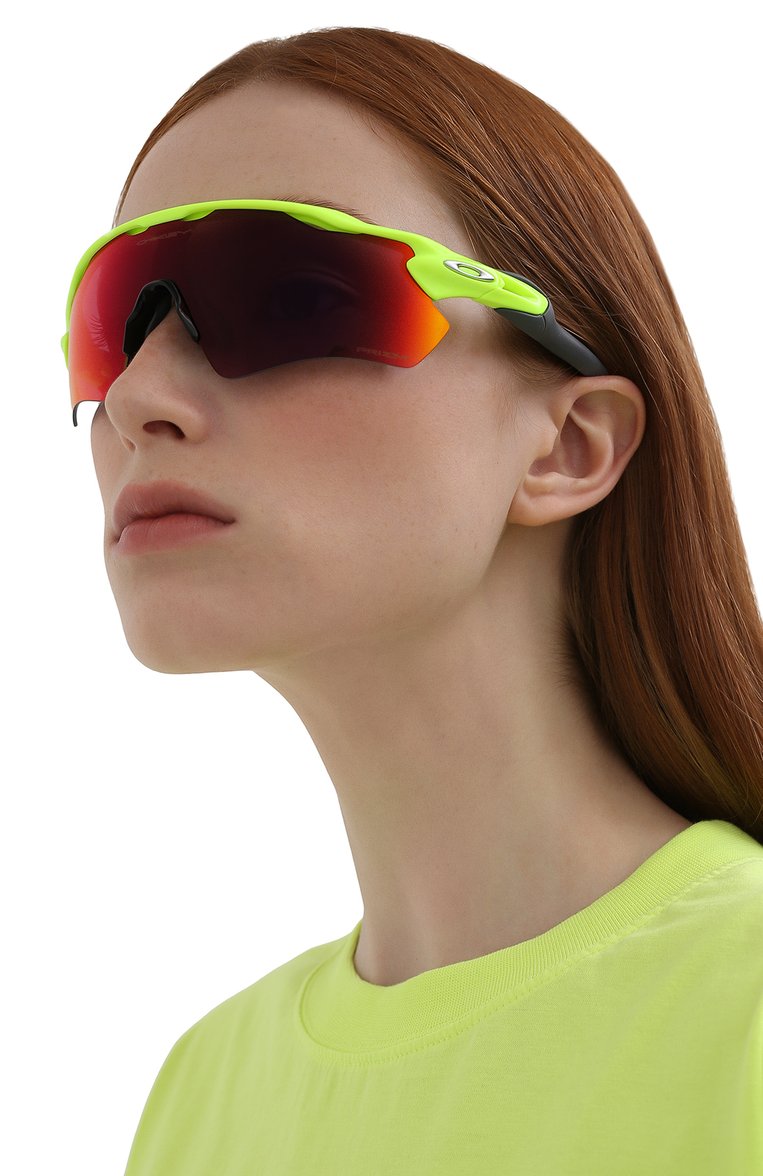 Женские солнцезащитные очки OAKLEY разноцветного цвета, арт. 9208-920849 | Фото 2 (Кросс-КТ: С/з-унисекс; Региональные ограничения белый список (Axapta Mercury): Не проставлено, RU; Нос: Не проставлено; Материал: Пластик; Тип очков: С/з; Очки форма: Маска; Оптика Гендер: оптика-унисекс)