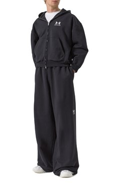 Мужского хлопковые брюки balenciaga х under armour BALENCIAGA черного цвета, арт. 809709/TRVB8 | Фото 6 (Материал внешний: Хлопок; Случай: Повседневный; Стили: Спорт-шик; Женское Кросс-КТ: Брюки-одежда; Региональные ограничения белый список (Axapta Mercury): Не проставлено; Силуэт Ж (брюки и джинсы): Широкие; Нос: Не проставлено)