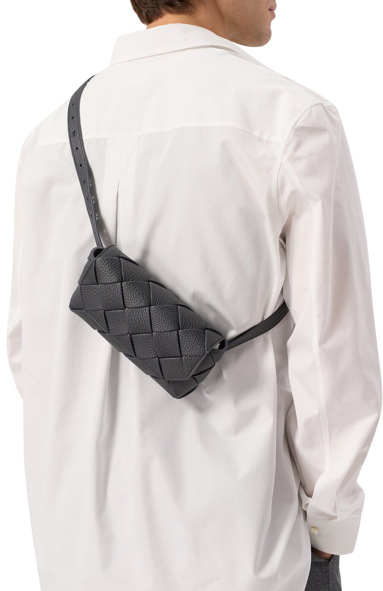 Мужская поясная сумка diago BOTTEGA VENETA серого цвета, арт. 805773 V4FV1 | Фото 2 (Ремень/цепочка: На ремешке; Материал: Натуральная кожа; Размер: mini; Стили: Классический; Случай: Повседневный)