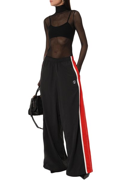 Брюки VETEMENTS черного цвета по цене 152000 руб., арт. UA65PB680R/NYL0N, фото 2 Брюки VETEMENTS, арт. UA65PB680R/NYL0N, фото 2