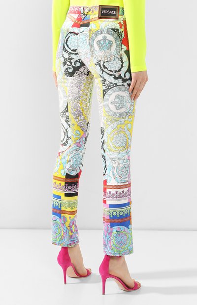 Джинсы с принтом VERSACE разноцветного цвета по цене 138500 руб., арт. A82955/A229968, фото 4 Джинсы с принтом VERSACE, арт. A82955/A229968, фото 4