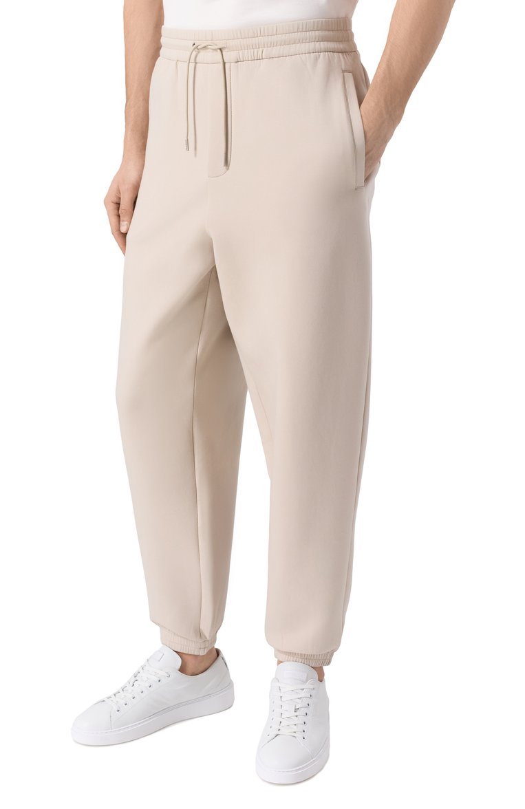 Мужские хлопковые джоггеры EMPORIO ARMANI светло-бежевого цвета, арт. EM001746/AF10013 | Фото 3 (Длина (брюки, джинсы): Стандартные; Материал внешний: Хлопок, Синтетический материал; Силуэт М (брюки): Джоггеры; Стили: Спорт-шик; Автоматизация состава: Проставлено; Автоматизация ТО: Проставлено)