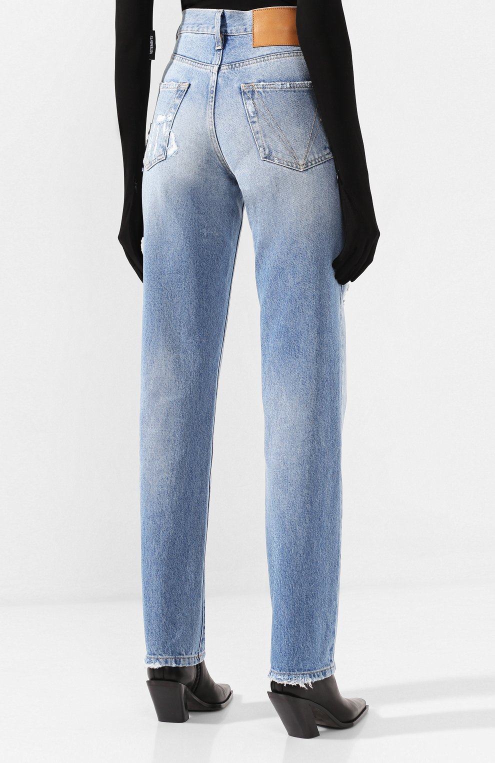 Джинсы с потертостями VETEMENTS голубого цвета по цене 95150 руб., арт. WAH20PA309, фото 4 Джинсы с потертостями VETEMENTS, арт. WAH20PA309, фото 4