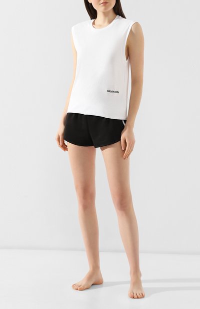 Комплект из двух футболок CALVIN KLEIN белого цвета по цене 3995 руб., арт. QS6199E, фото 2 Комплект из двух футболок CALVIN KLEIN, арт. QS6199E, фото 2
