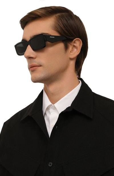 Солнцезащитные очки PRADA черного цвета по цене 59950 руб., арт. 27ZS-16K08Z, фото 3 Солнцезащитные очки PRADA, арт. 27ZS-16K08Z, фото 3