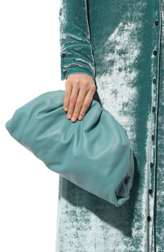 Женский клатч pouch BOTTEGA VENETA бирюзового цвета, арт. 576227/VCP40 | Фото 2 (Размер: medium; Материал: Натуральная кожа; Региональные ограничения белый список (Axapta Mercury): RU; Женское Кросс-КТ: Клатч-клатчи; Драгоценные камни: Проставлено; Материал сплава: Проставлено)