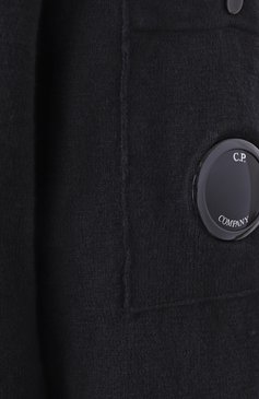 Мужской хлопковый джемпер C.P. COMPANY черного цвета, арт. 18CMKN302A110373A | Фото 6 (Драгоценные камни: Проставлено; Длина (для �топов): Стандартные; Рукава: Длинные; Материал сплава: Проставлено; Принт: Без принта; Мужское Кросс-КТ: Джемперы; Стили: Кэжуэл; Вырез: Круглый; Материал внешний: Хлопок)