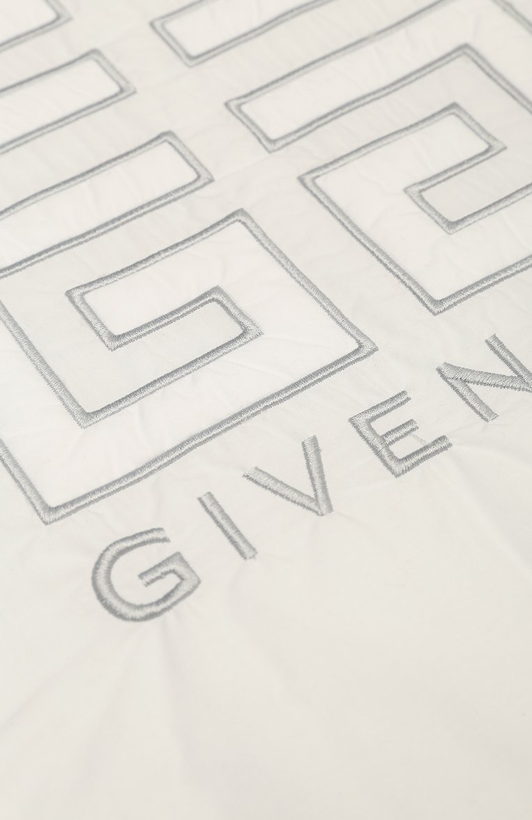 Детского хлопковый плед GIVENCHY белого цвета, арт. H90116 | Фото 2 (Материал: Хлопок, Текстиль; Региональные ограничения белый список (Axapta Mercury): Не проставлено; Нос: Не проставлено)