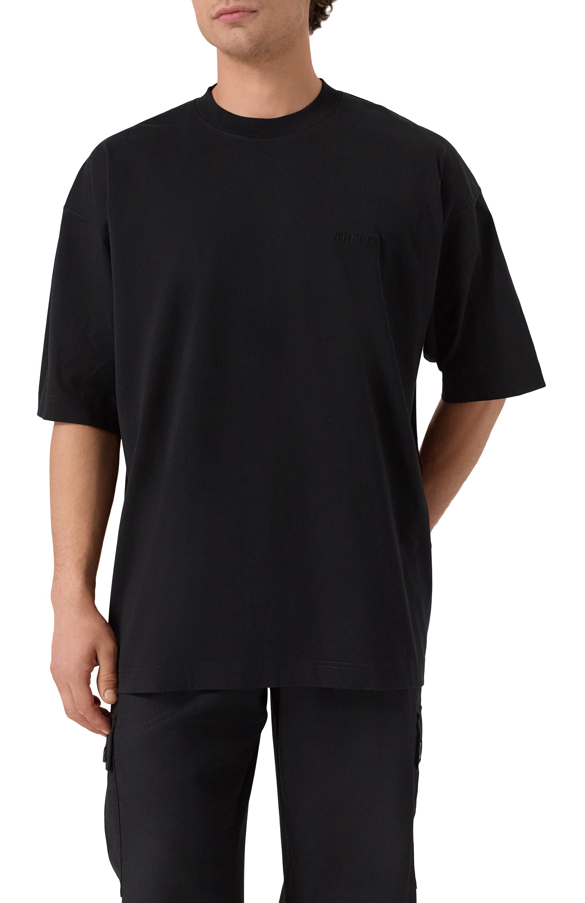 Хлопковая футболка VETEMENTS черного цвета по цене 53900 руб., арт. UH76TR100B/1000 LIGHT JERSEY, фото 3 Хлопковая футболка VETEMENTS, арт. UH76TR100B/1000 LIGHT JERSEY, фото 3
