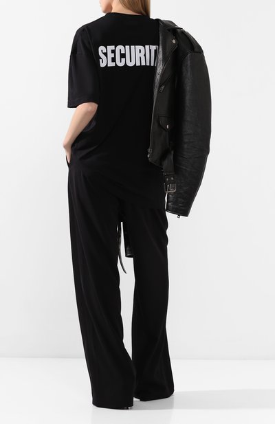 Хлопковая футболка VETEMENTS черного цвета по цене 25850 руб., арт. UAH21TR510 1600/W, фото 2 Хлопковая футболка VETEMENTS, арт. UAH21TR510 1600/W, фото 2