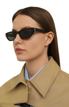 Женские солнцезащитные очки SAINT LAURENT коричневого цвета, арт. SL M126 002 | Фото 2 (Региональные ограничения белый список (Axapta Mercury): Не проставлено; Нос: Не проставлено; Материал: Пластик; Тип очков: С/з; Очки форма: Cat-eye, Прямоугольные; Оптика Гендер: оптика-женское)