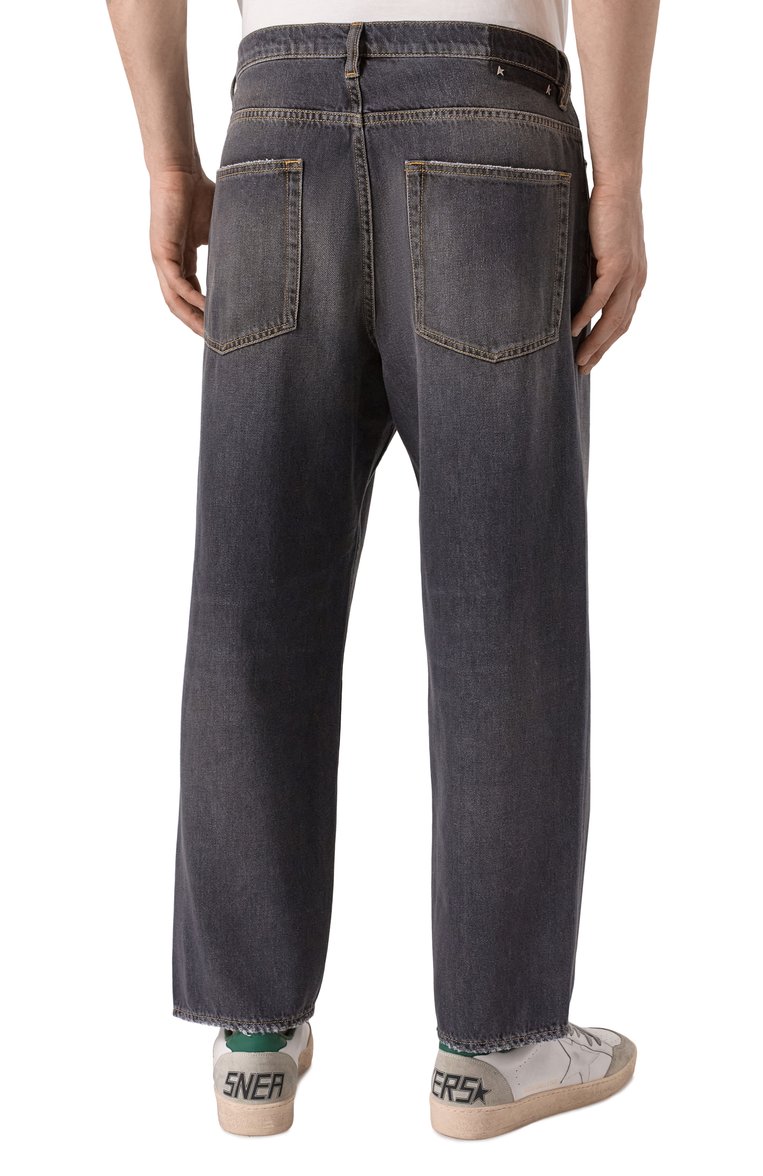 Мужские джинсы GOLDEN GOOSE DELUXE BRAND темно-серого цвета, арт. GMP01186.P000994 | Фото 4 (Длина (брюки, джинсы): Укороченные; Автоматизация состава: Проставлено; Автоматизация ТО: Проставлено; Материал внешний: Хлопок, Деним; Детали: Делаве; Стили: Повседневный; Силуэт М (брюки): Широкие; Кросс-КТ: Деним)