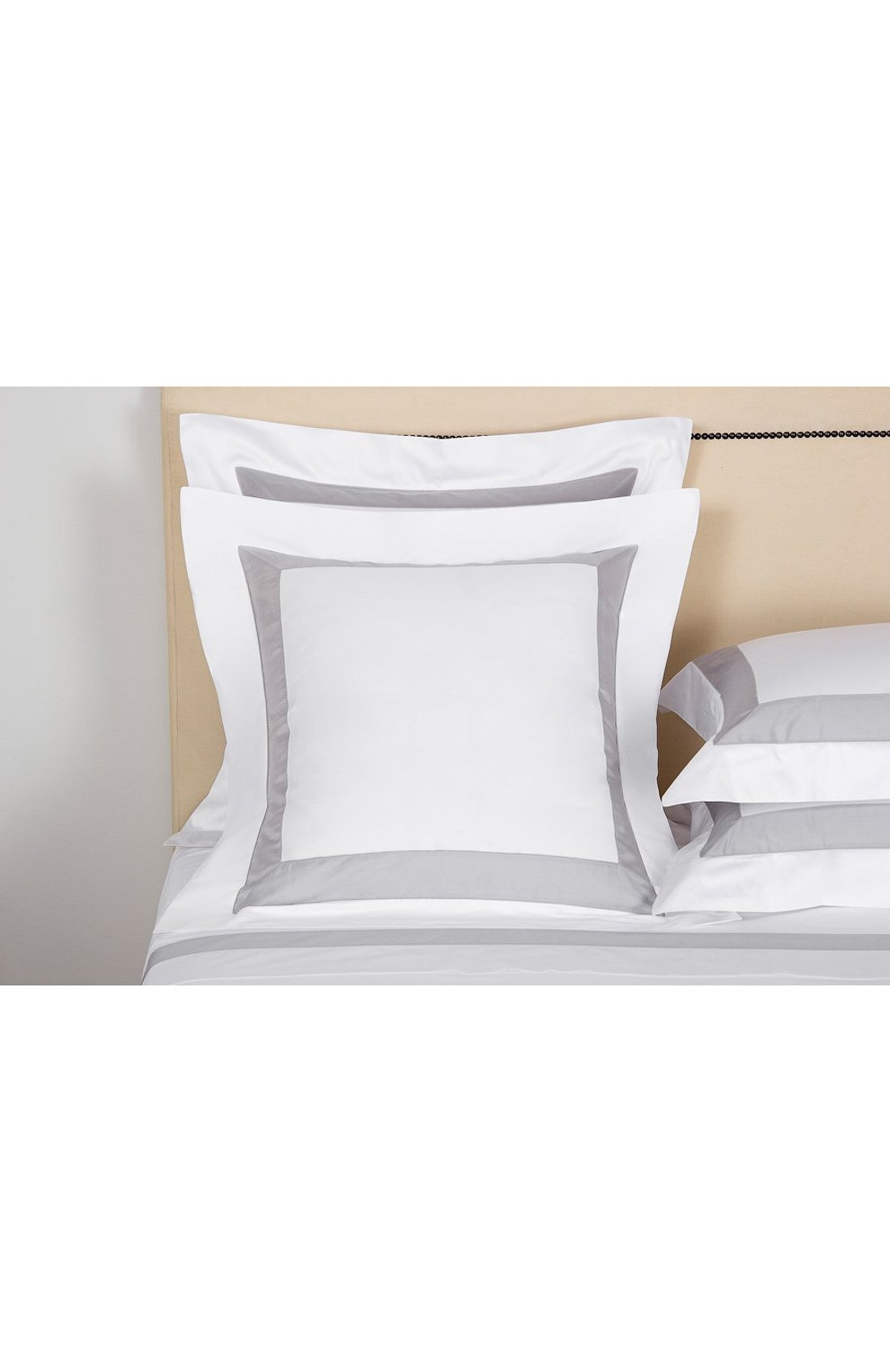 Наволочка bicolore FRETTE серебряного цвета по цене 24400 руб., арт. FR2934 E0700 065B, фото 3 Наволочка bicolore FRETTE, арт. FR2934 E0700 065B, фото 3