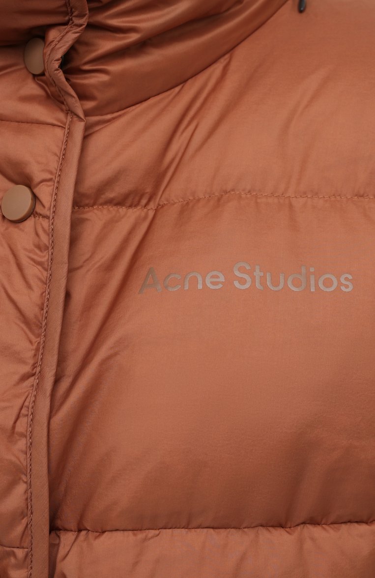 Женский пуховик ACNE STUDIOS коричневого цвета, арт. A90306 | Фото 5 (Материал подклада: Синтетический материал; Рукава: Длинные; Материал внешний: Синтетический материал; Стили: Кэжуэл; Кросс-КТ: Пуховик; Материал утеплителя: Пух и перо; Длина (верхняя одежда): До середины бедра)