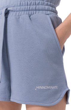 Женские хлопковые шорты HINNOMINATE голубого цвета, арт. HMABW01426 | Фото 5 (Материал сплава: Проставлено; Драгоценные камни: Проставлено; Материал внешний: Хлопок; Длина Ж (юбки, платья, шорты): Мини; Стили: Спорт-шик)