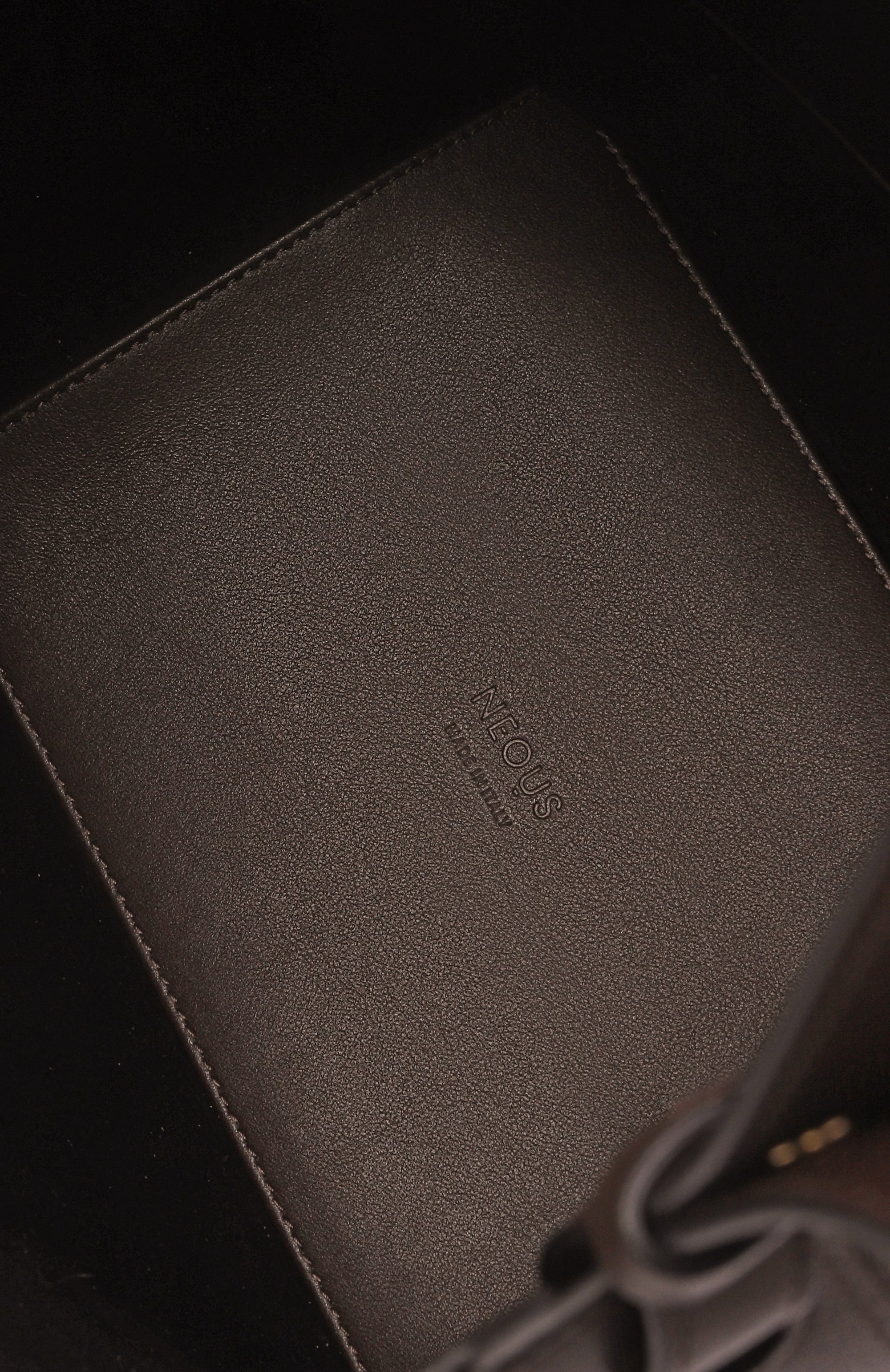 Сумка pavo 2.0 NEOUS темно-коричневого цвета по цене 138500 руб., арт. 00059A23, фото 5 Сумка pavo 2.0 NEOUS, арт. 00059A23, фото 5