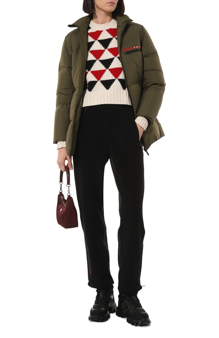 Женский пуховик prada linea rossa PRADA хаки цвета, арт. 29X688-1VL2-F0161-192 | Фото 2 (Материал внешний: Синтетический материал; Рукава: Длинные; Длина (верхняя одежда): Короткие; Стили: Спорт-шик; Нос: Не проставлено; Региональные ограничения белый список (Axapta Mercury): Не проставлено; Кросс-КТ: Пуховик)