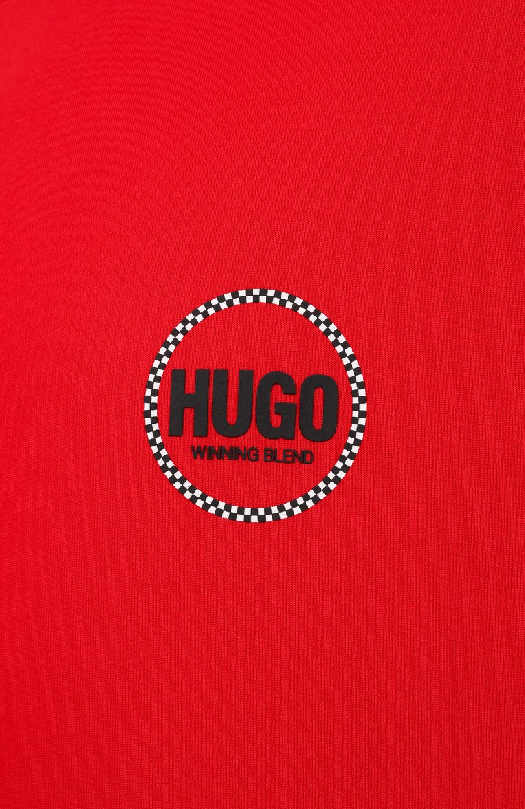 Мужская хлопковый лонгслив HUGO красного цвета, арт. 50531250 | Фото 6 (Материал внешний: Хлопок; Рукава: Длинные; Длина (для топов): Удлиненные; Стили: Кэжуэл; Принт: С принтом; Кросс-КТ: Джерси; Мужское Кросс-КТ: Футболка-одежда)