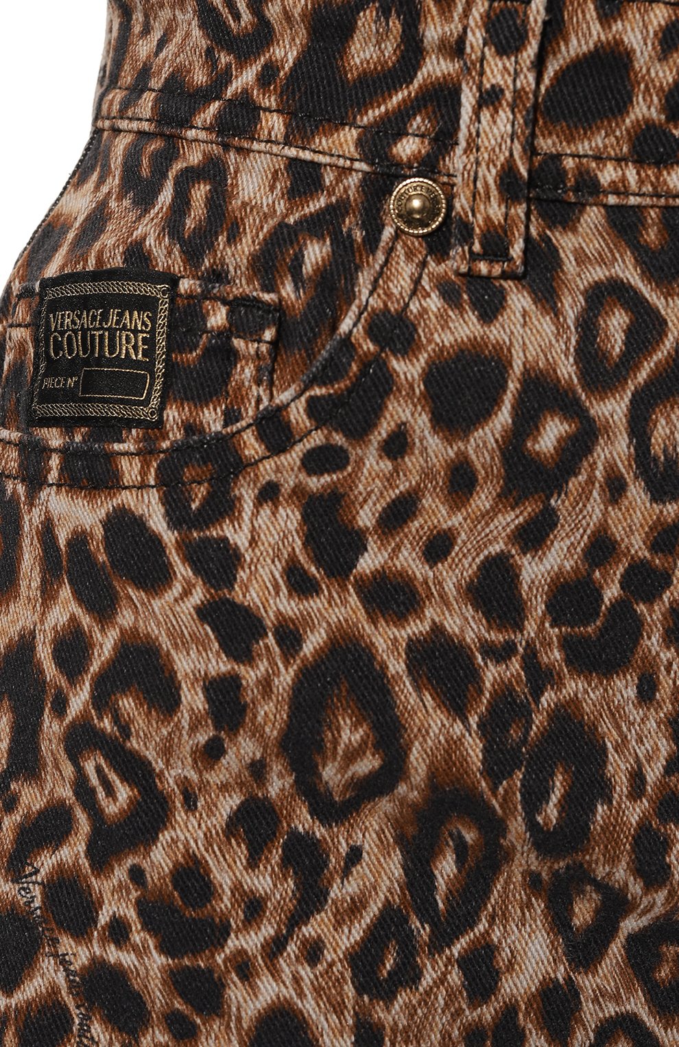Джинсовые шорты VERSACE JEANS COUTURE леопардового цвета по цене 32950 руб., арт. 72HAB50M-72DP504 C MIX PRINT LE0 EVELYNE D STR BLA, фото 5 Джинсовые шорты VERSACE JEANS COUTURE, арт. 72HAB50M-72DP504 C MIX PRINT LE0 EVELYNE D STR BLA, фото 5