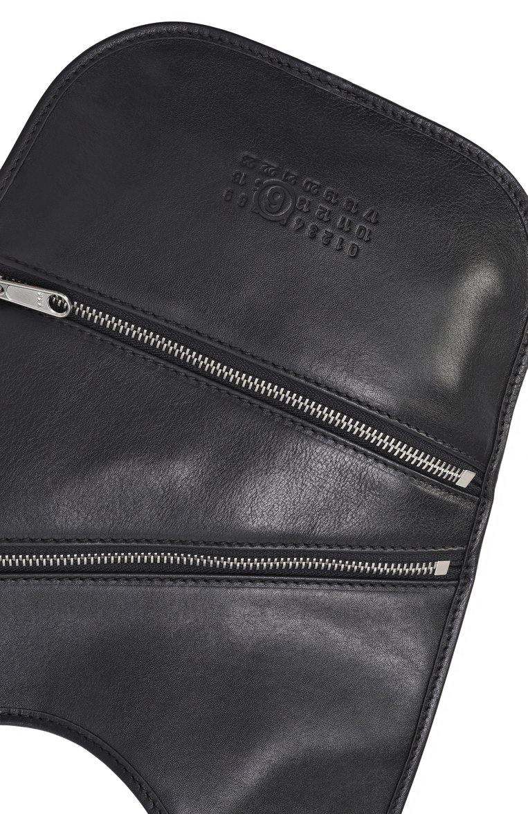 Мужского сумка flat saddle mini MM6 черного цвета, арт. SB5WG0026/P7253 | Фото 4 (Материал: Натуральная кожа; Региональные ограничения белый список (Axapta Mercury): Не проставлено; Нос: Не проставлено)