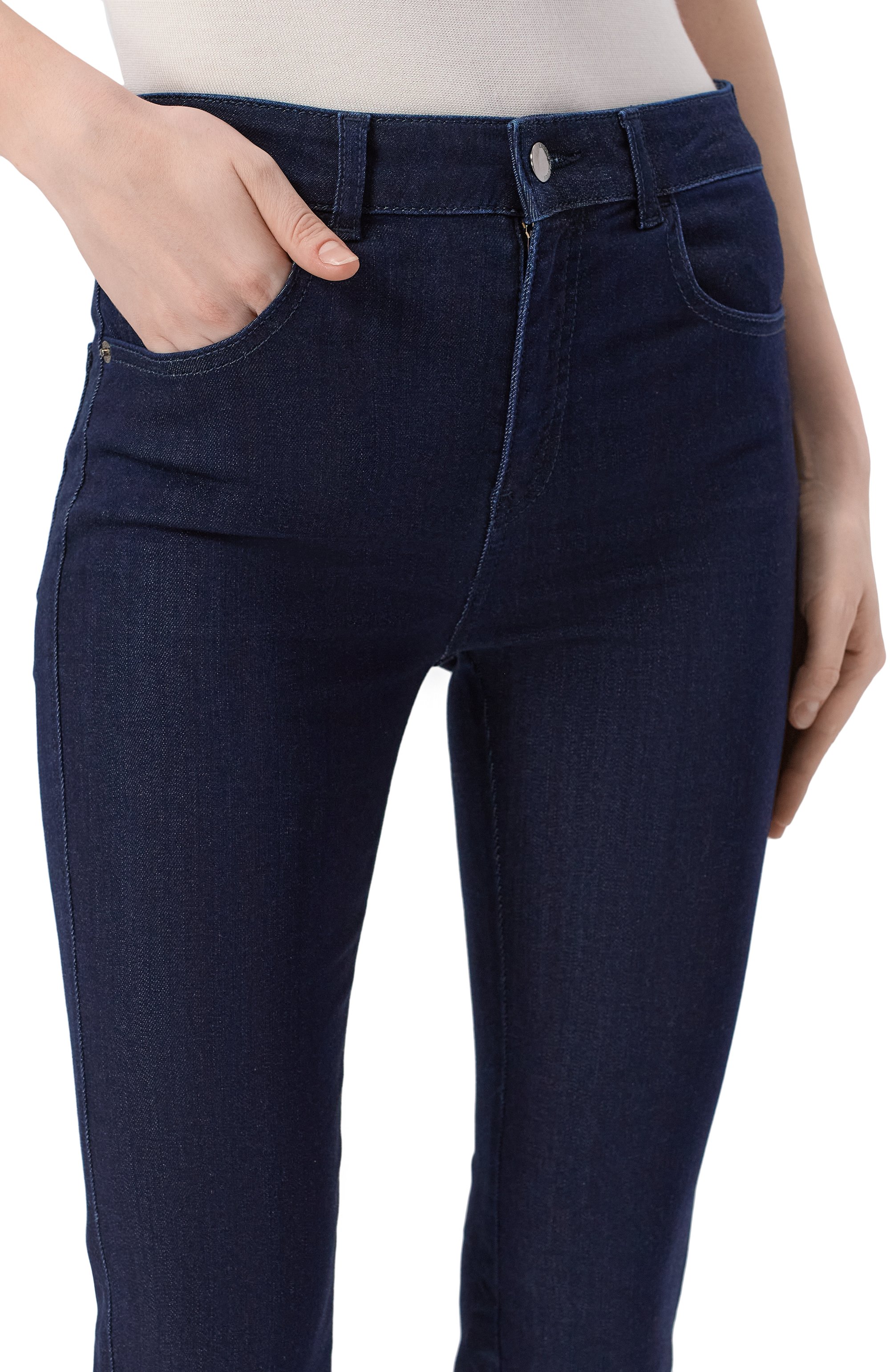 Джинсы EMPORIO ARMANI синего цвета по цене 31600 руб., арт. 8N2J47/2DL2Z, фото 5 Джинсы EMPORIO ARMANI, арт. 8N2J47/2DL2Z, фото 5